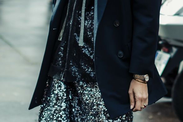 Duge suknje sa šljokicama popularan su izbor svakog prosinca