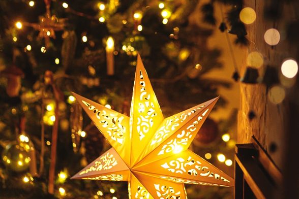 Ljubiteljima lampice možete pokloniti i efektnu lanternu ili stolnu lampu