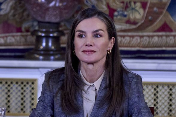 Kraljica Letizia u odijelu i cipelama s debelom petom - 7