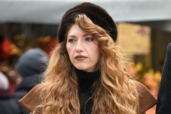 Ulična moda Zagreb dama s čizmama visokih sara podstavljenima krznom 2025. - 1