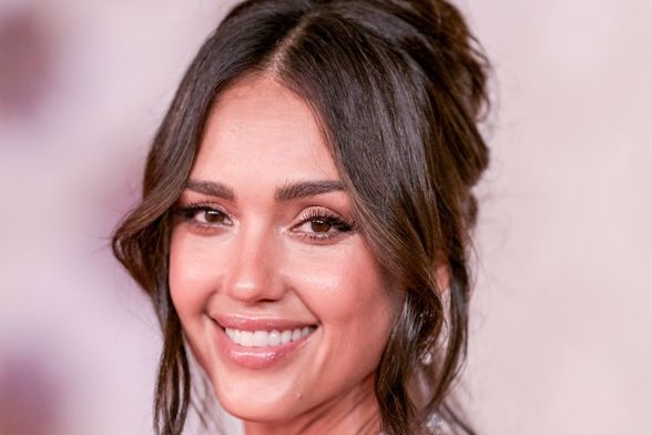 Jessica Alba u haljini Elieja Saaba u Saudijskoj Arabiji - 1
