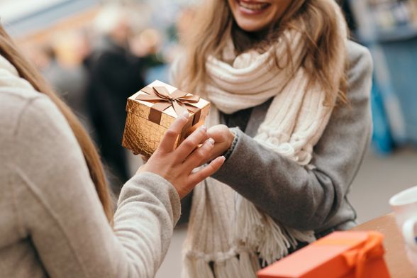 Što pokloniti najboljoj prijateljici koja vam je kao sestra?