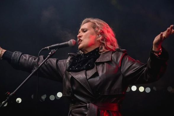 Vanna u kožnatom kaputu na koncertu u Županji