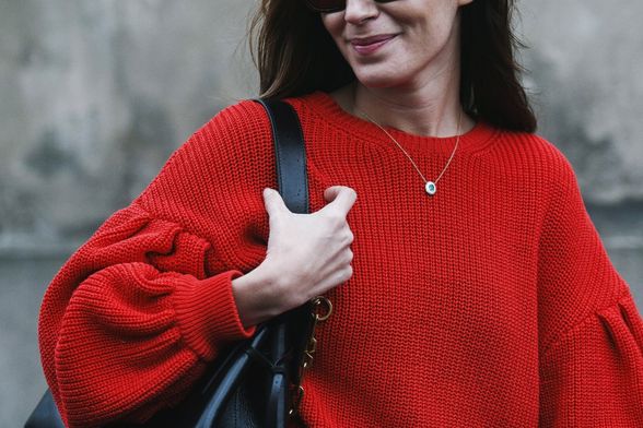 Crveni pulover odličan je dodatak prosinačkoj garderobi