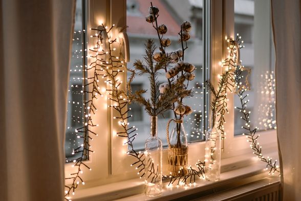 Božićne lampice mogu biti i na prozoru