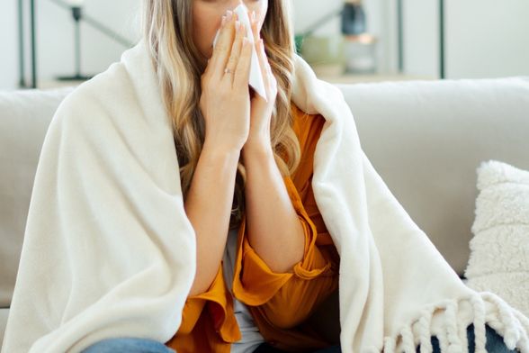 Žena sa začepljenim nosom