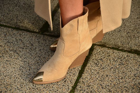 Žena u gležnjačama od brušene kože