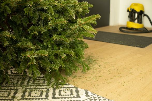 Najbolji način za uklanjanje iglica božićnog drvca s poda