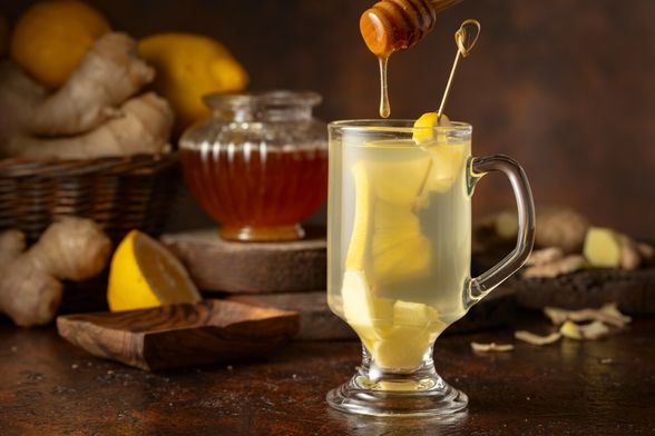Vrući koktel s džinom, limunom, đumbirom i medom