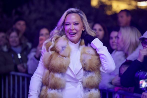 Maja Šuput u crvenim čizmama na koncertu u Zadru