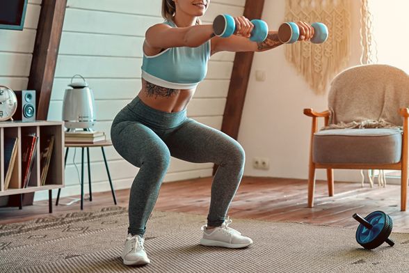 Žena vježba čučnjeve