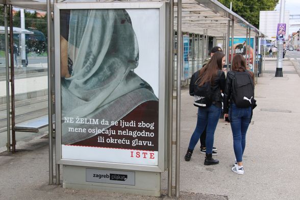 Istražujući u svome umjetničkom radu što znači biti stranac i žena u Zagrebu, Andreja Kulunčić okupila je ovih pet žena u radnu skupinu.