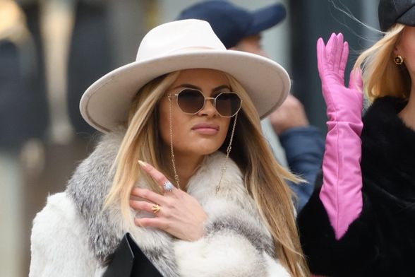 Mlada dama sa zagrebačke špice u hlačama od vinila