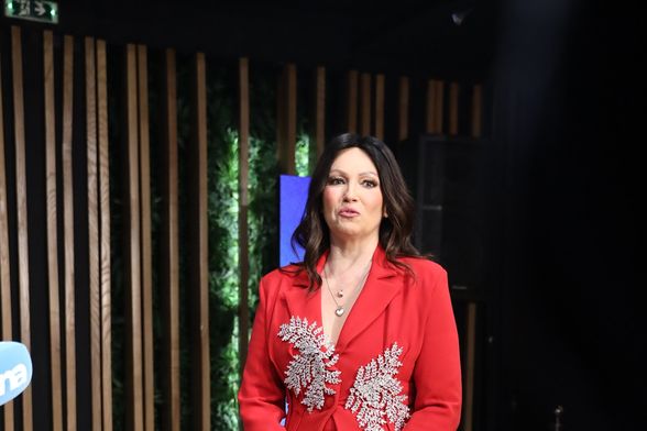 Nina Badrić u crvenom odijelu i Aquazzura štiklama u veljači 2023.