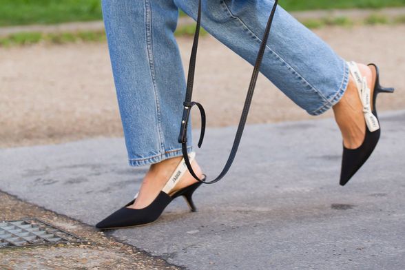 Slingback modeli cipela izgledaju sjajno u kombinaciji s traperom