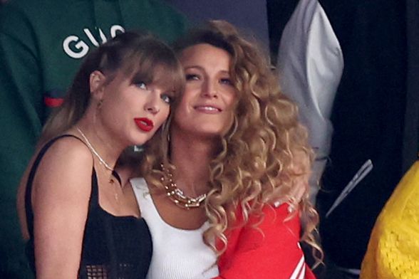 Blake Lively u crvenoj trenirci na Super Bowlu - 3