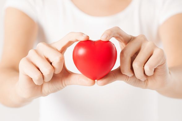 Žena drži srce