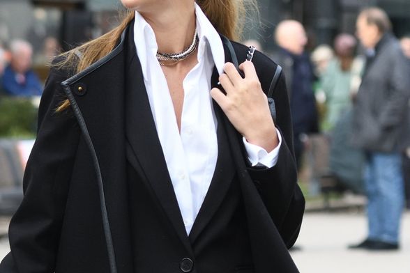 Bijela košulja kraljica je i street style kombinacija na hrvatskim ulicama