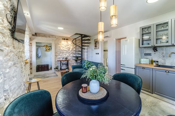 Prelijepo uređena kamena kuća na otoku Braču koja datira iz 17. stoljeća - 13