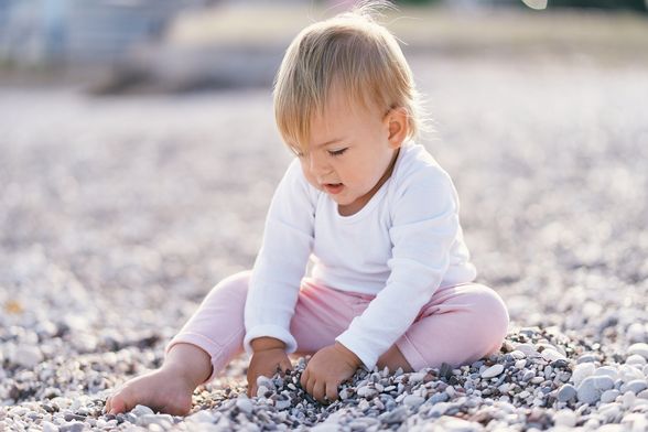 Dijete se igra s kamenčićima