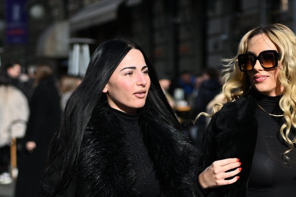 Modne blizanke u lakiranim čizmama visokih sara - 4