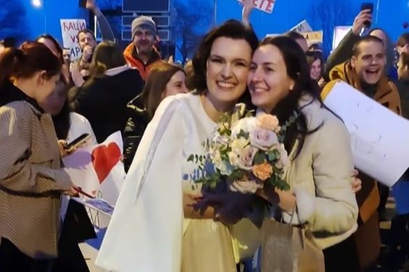 Mladenka iz Novog Sada sa studenticom koja je ulovila njezin buket