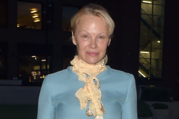 Pamela Anderson u Diorovu kompletu u Londonu 2025. - 2