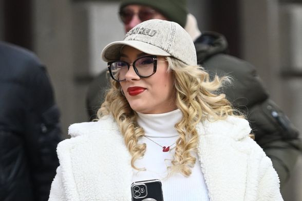 Neustrašiva mlada dama u odvažnim čizmama