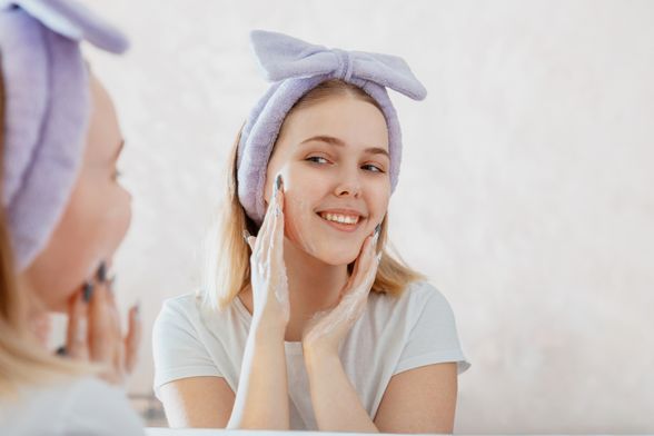 Tinejdžerica njeguje kožu
