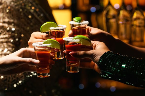 Žene nazdravljaju u noćnom klubu