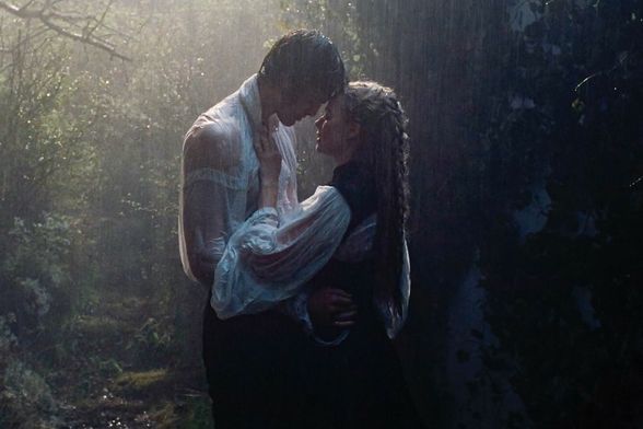 Orkanski visovi s Margot Robbie i Jacobom Elordijem