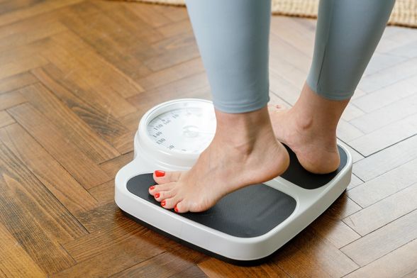 Žena staje na vagu