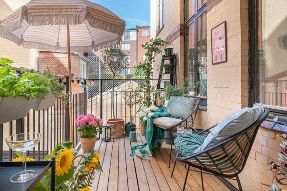 Uređenje balkona s ambijentom malog kafića trend je u 2026. - 8