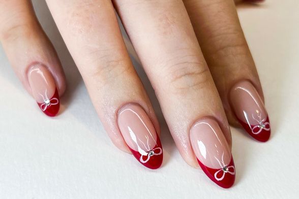 Manikure s crvenim detaljima