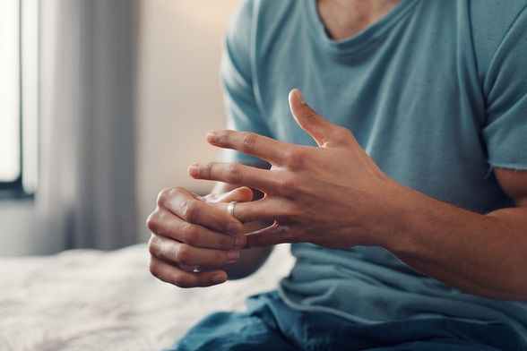 Muškarac skida prsten