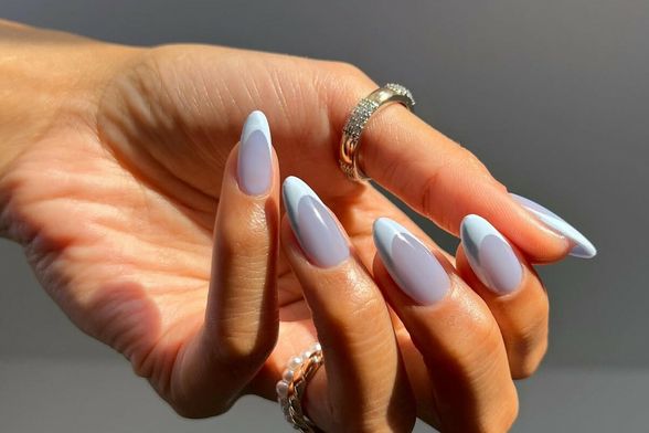 Svjetloplava francuska manikura izgleda divno