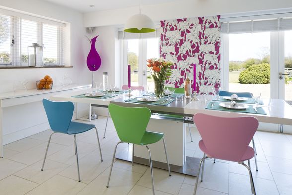Stolci različite boje u kuhinji i blagovaonici - 9