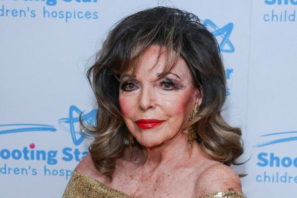 Dama Joan Collins uvijek privlači pažnju svojim modnim izborima