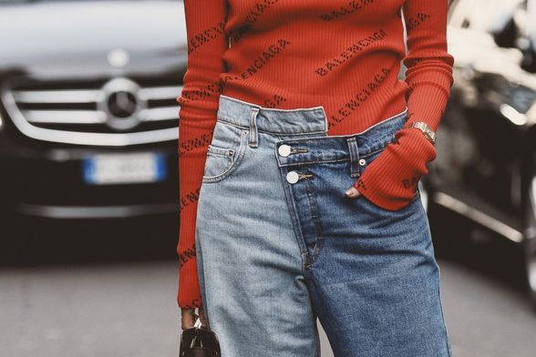 Topovi dugih rukava i traperice savršen su par