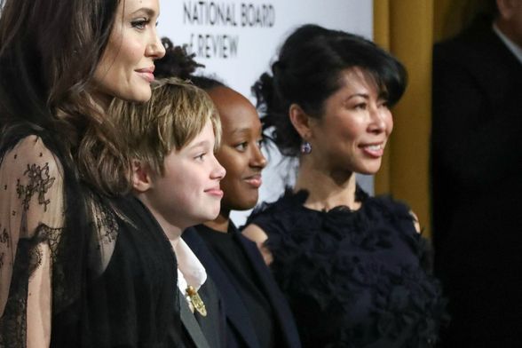 Angelina, Shiloh i Zahara na gala večeri - 4