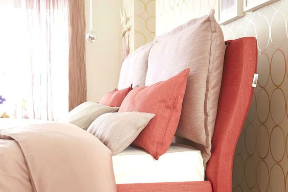 Detalji poput jastuka u koraljnoj boji