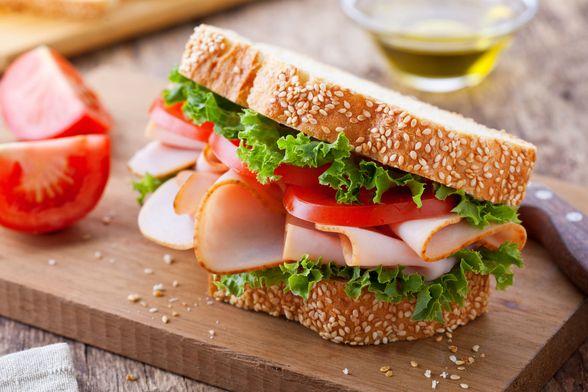 Sendvič s purećom šunkom, zelenom salatom i rajčicom