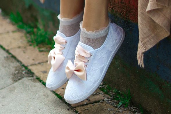 Shuzice su ručno oslikane tenisice iza kojih stoje Maja i Ljudmila - 15