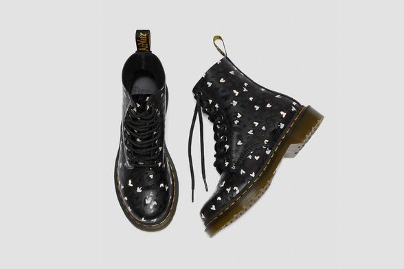 Čizme Dr. Martens ukrašene srcima - 1