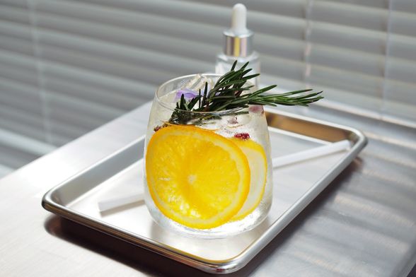 Čaša vode s limunom