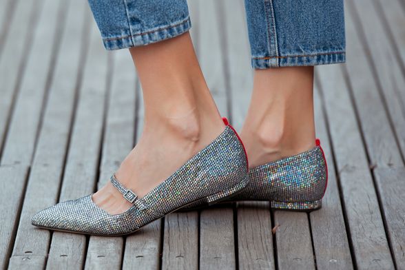 Žena u svjetlucavim balerinkama s remenčićem