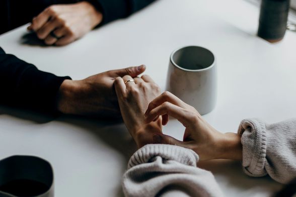 Par se drži za ruke