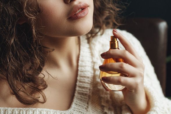 Žena i bočica parfema