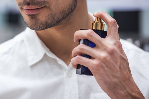 Muškarac nanosi parfem