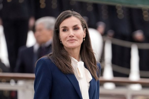 Kraljica Letizia u tamnoplavom odijelu